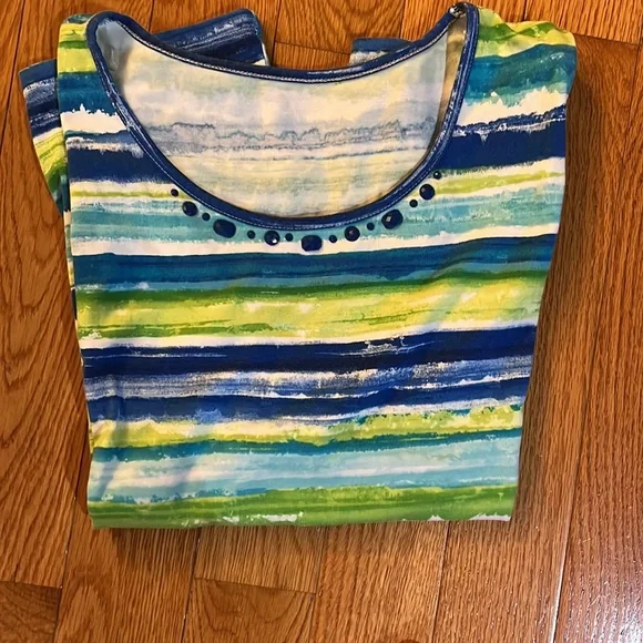 Bundle of two tops One is New and the other in great condition - Picture 6 of 9